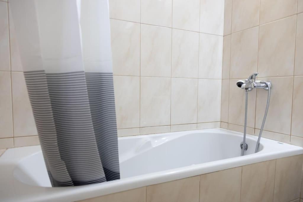 3 Bedroom Apt, Free Wifi & Ac, Cidadela - Lcgr Praia Esterno foto